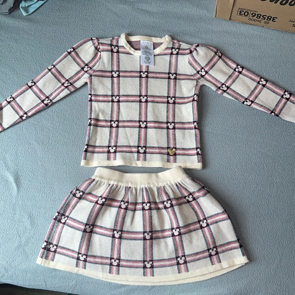 Disney matching set sweater and skirt